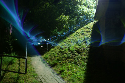 Blaues Light Painting entlang einer Treppe